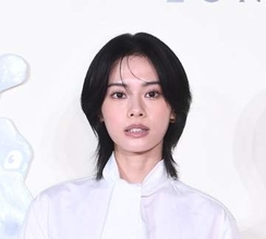 フジドラマ好演の166cm女優　都会的なマリン風ルックで8頭身の超美脚が異次元だった！上品ミニの清潔感光る安斉星来