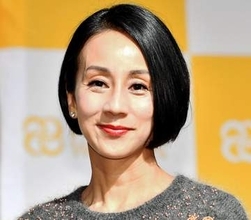 パリ在住の元フジアナ中村江里子　「再々結婚式」を報告　純白ウエディングドレスで息子と教会入り「泣かないよう頑張った！」