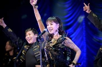 ピンク・レディー未唯mie　50周年コンサートでUFOポーズ