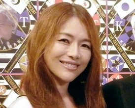 夫婦そっくり！青田典子、髪色激変　夫・玉置浩二とバースデー祝う姿にファン「金と銀、おめでたい」