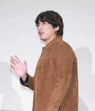 前夜に電撃結婚発表の坂口健太郎が主演映画イベントに登壇　祝福に会釈、結婚については触れず
