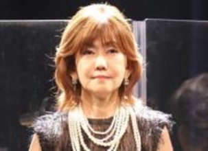 「花の82年組」再会の4ショットが豪華すぎる！小泉今日子センターに　松本伊代「うるうるが何回もきた」