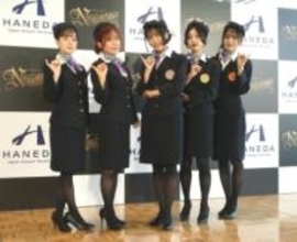 「Roselia」がCA姿をお披露目！胸ワッペンは担当色＆バラ　アジアツアーへ「羽ばたきたい」