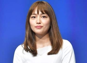 スタッフにこんな優しい笑顔見せるなんて！川口春奈　撮影合間の素顔に「ほんと唯一無二の天使」薬指に指輪も「可愛すぎです♥」