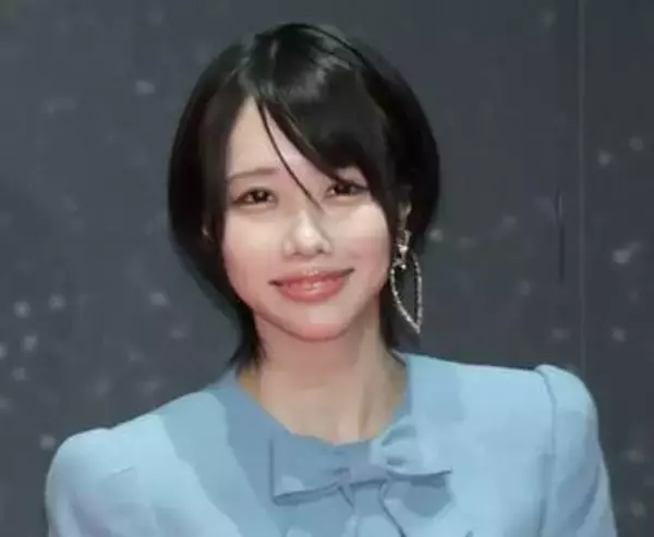 スカートの丈足りてる？　あのちゃん　超短い衣装で登場　ハイヒールで颯爽とウォーキング