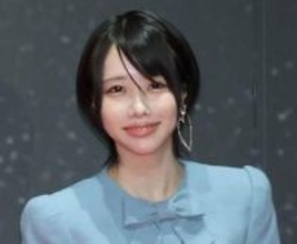 スカートの丈足りてる？　あのちゃん　超短い衣装で登場　ハイヒールで颯爽とウォーキング