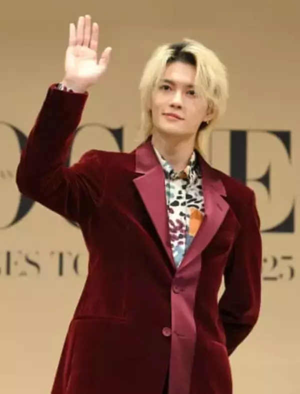 M！LK・佐野勇斗　ワインレッドスーツ＆カラフル柄シャツがイイじゃん！来年は「フォロワー200万人」目指すじゃん！【「VOGUE」アワード】