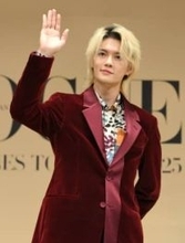 M！LK・佐野勇斗、ワインレッドスーツ＆カラフル柄シャツがイイじゃん！来年は「フォロワー200万人」目指すじゃん！【「VOGUE」アワード】