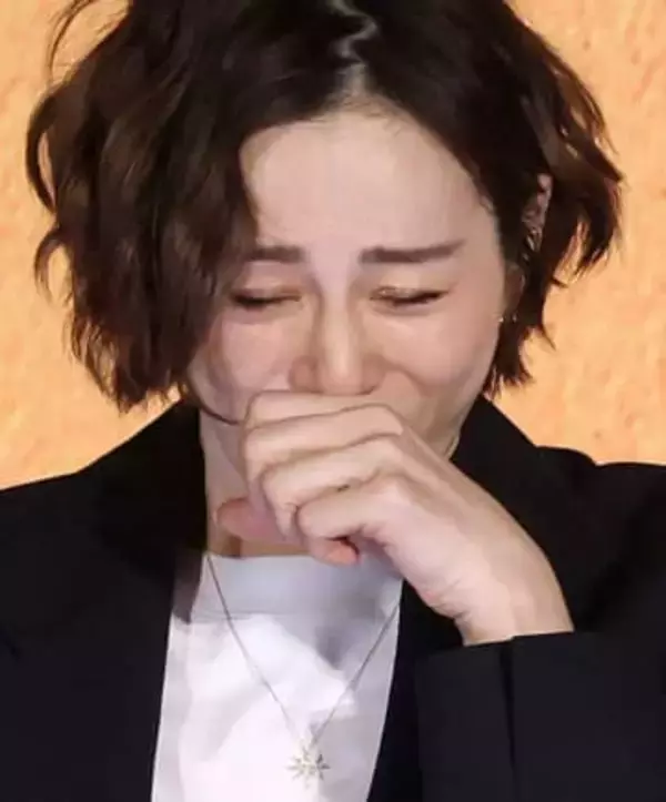 米倉涼子　涙、涙の半年ぶり表舞台　遠藤憲一の優しさに目が真っ赤「涼子ちゃん！涼子ちゃん元気です」　不起訴処分後、初の公の場