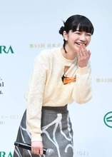 騎手だったのか！「世間にイケメンがばれる」「国宝級♥」見上愛の隣で登場の28歳にSNS騒然「芸能人級ビジュ」「俳優に負けない男前」