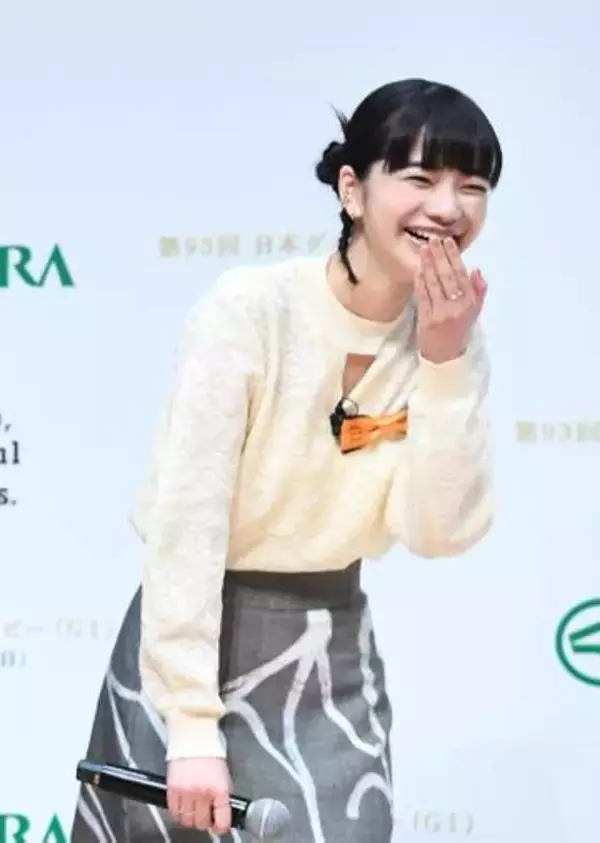 騎手だったのか！「国宝級♥」「世間にイケメンがばれる」見上愛の隣に立つ28歳にSNS沸く「俳優に負けない男前」色白にグレーのスーツが似合う