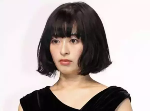 「たまらん！」森七菜　韓国での黒キャミドレス×デコ出し姿に「べりべりびゅーてぃー」「きらきらしてる」