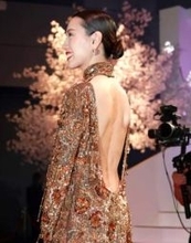 戸田恵梨香　美背中＆美腰全開にドキッ　金色ドレスでNetflixシリーズ「地獄に堕ちるわよ」配信記念PARTY登場