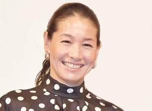 誰かと！正装でウィンブルドンに現れた世界注目の日本俳優　伊達公子さんと談笑　ラルフローレンがVIP招待