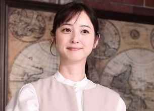 佐々木希　ルイ・ヴィトンの秋コーデに「神々しい美しさ♥」「可愛すぎる」「小顔だから似合う」バッグも