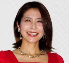 夫は元カープ監督　元アイドルのかな子夫人が抱擁「普通の日常を送っていた私にサンタさんが！」ほっこりショットに反響「若々しい」「可愛すぎます」