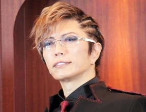 「芸能人格付け」のアシスタント美女「GACKTさん緊張したw」　大役の場面写真にSNS反応「凄い経験！」「手が震えそうw」