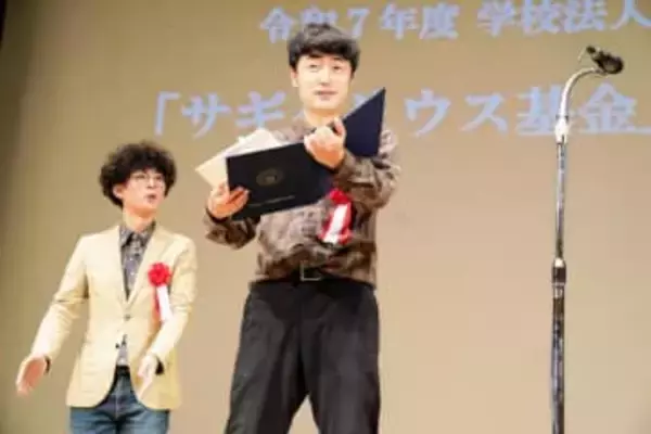 もはや大学側が全力で便乗w　たくろうが母校「KSD」に凱旋　プレゼントの特注パーカーデザインをよく見ると？