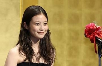 今田美桜　凄い黒チューブドレスの所作が美しいと驚き　綺麗に腕のばし授賞式　賞品重くて「おおっと！」笑顔も