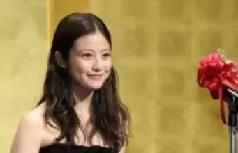 今田美桜　凄い黒チューブドレスの所作が美しいと驚き　綺麗に腕のばし授賞式　賞品重くて「おおっと！」笑顔も