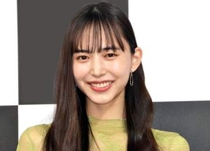 井桁弘恵　幻想的な天空都市で“ここぞ”のコーデ　世界遺産で存在感を放つカラフルTシャツ　壮大な景色に完全リンク「私物でした」