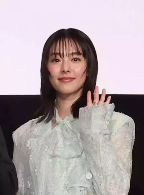 足長っ！169cmピンヒール　舞台挨拶に現れた唐田えりかが抜群　凄いクールビューティー　今期ドラマ2本主要でも注目