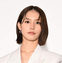 めちゃくちゃ格好いい　南沙良24歳、舞台挨拶の白パンツスーツすごっ！　美しすぎる小顔に足ながっ！雰囲気ガラリ変えてきた「大人っぽくてすごく綺麗」「かっちょいいい！」