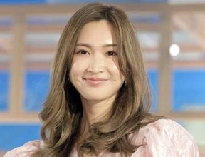 「ヤバ♥どっからどう見てもカップル」紗栄子　16歳長身次男と腕組み相合い傘　ハワイにはモデル長男も合流か