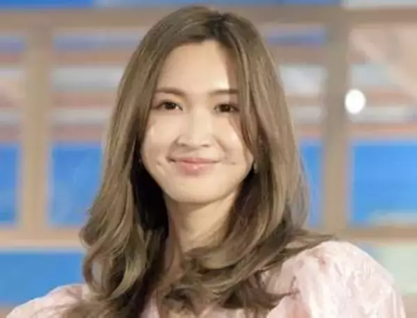 「ヤバ♥どっからどう見てもカップル」紗栄子　16歳長身次男と腕組み相合い傘　ハワイにはモデル長男も合流か