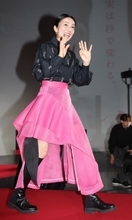 柴咲コウ＆川口春奈ら出演陣　ピンクと黒がドレスコードで登場　個性光る着こなしにも注目「スキャンダルイブ」