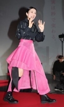 柴咲コウ＆川口春奈ら出演陣　ピンクと黒がドレスコードで登場　個性光る着こなしにも注目「スキャンダルイブ」