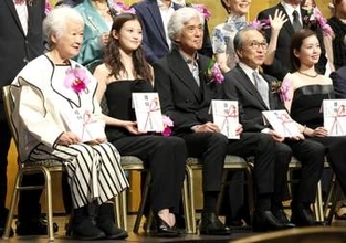 今田美桜デコルテ全開スタイルで美肌披露　小芝風花、小日向文世らと「橋田賞」授賞式に出席