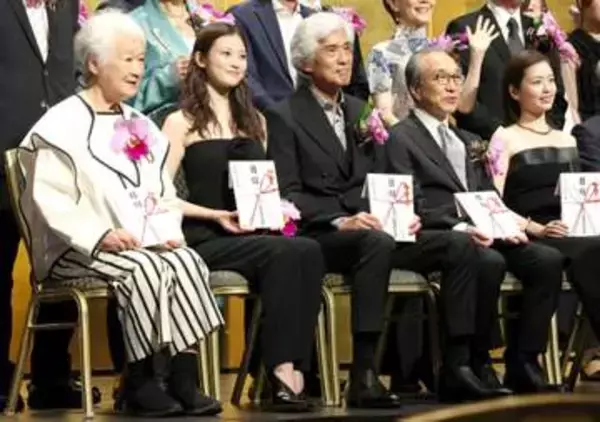 今田美桜デコルテ全開スタイルで美肌披露　小芝風花、小日向文世らと「橋田賞」授賞式に出席