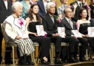今田美桜デコルテ全開スタイルで美肌披露　小芝風花、小日向文世らと「橋田賞」授賞式に出席