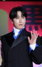 Snow　Man・宮舘涼太　日本では大先輩の本木雅弘とそろってキレキレターン　会場大歓声、共演者も驚き