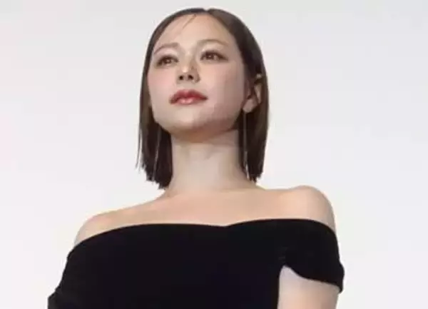 村重杏奈「ペコちゃん」そっくり！？　28歳迎えかわいすぎる幼少期ショット披露「すでに美人」