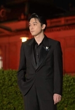 吉沢亮　カルティエの33カラットサファイア胸元に輝かせる「存在感がとてつもない」