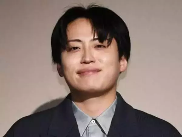 「指輪キラリ」レインボー池田と結婚の美人アナ　ショートパンツ姿で「幸せオーラ全開」フェス満喫
