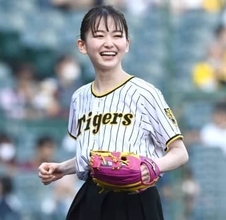 山田杏奈　甲子園で人生初の始球式　ワンバン投球に「ごめんなさいという感じです」
