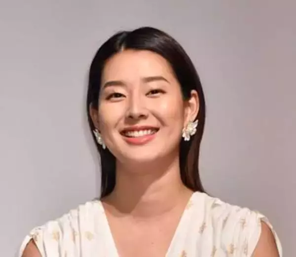 「後ろどーなってる？」「OMG」「目も眩む」すみれに海外からも反響　布地ほぼ前だけホルターネックで美容室へ「美しい♥」