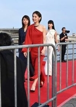 北川景子　美貌が映える華やかなワンショルダードレスで横浜赤レンガパーク降臨　横浜国際映画祭レッドカーペット