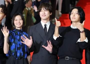 坂口健太郎、主演の国際ドラマは「野心的」　イベントで翻訳飛び交い、満島真之介は驚き「7言語ぐらい入り乱れてる」