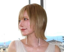 益若つばさ「すごい角度ですね」　真っ白肌と白ワンピの透明感もすごっ！　岸和田競輪に来場