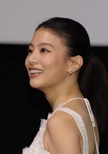 まじで顔ちっちゃ！　出口夏希、美しすぎる舞台挨拶　ワンピの紐、揺れてほどけそう！？「可愛すぎやしないか」「レベチ」