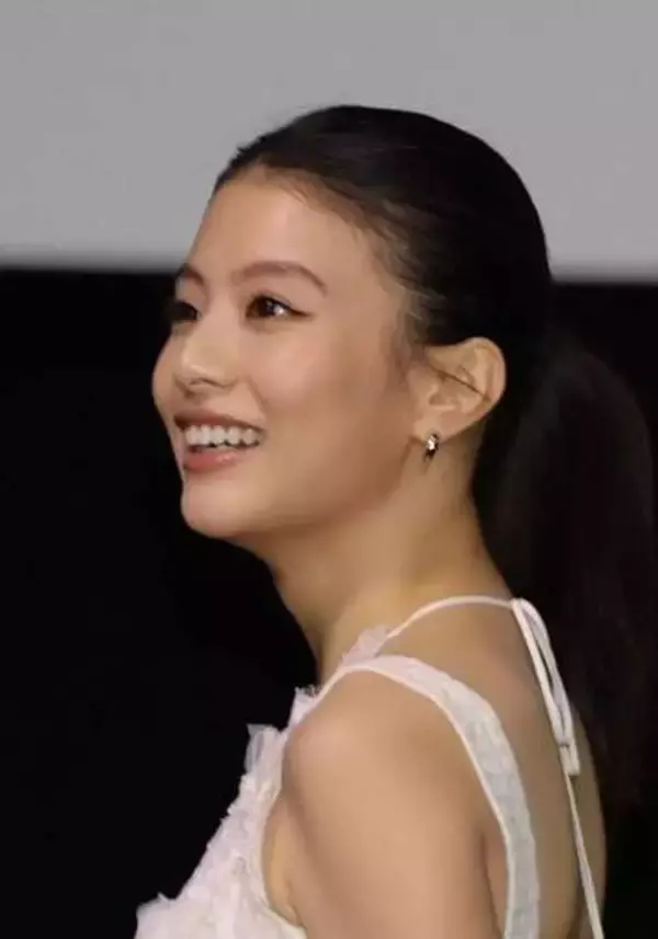 まじで顔ちっちゃ！　出口夏希、美しすぎる舞台挨拶　ワンピの紐、揺れてほどけそう！？「可愛すぎやしないか」「レベチ」