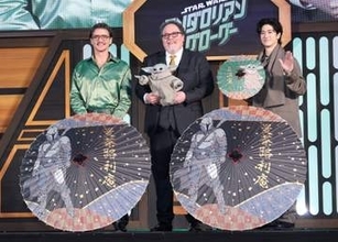 あっ！スター・ウォーズ会場に黒コーデの超セレブ夫妻が　エルメスコーデに巨大ダイヤ指輪、腕時計まですげぇ！
