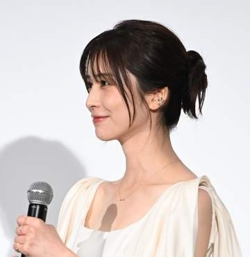長濱ねる　舞台挨拶ええっ！　後ろ向いたら凄いドレスが圧倒的　透き通る美しさ