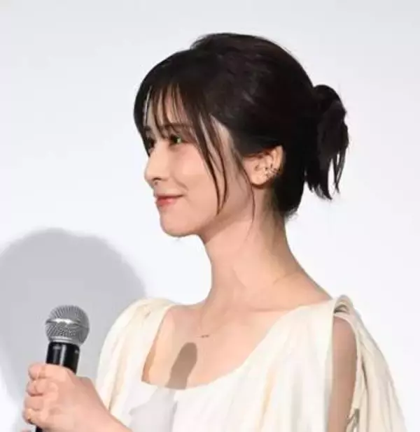 長濱ねる　舞台挨拶ええっ！　後ろ向いたら凄いドレスが圧倒的　透き通る美しさ