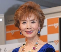 「きれいね、お御足」74歳歌手の奇跡のスタイルに、黒柳徹子が驚嘆　ネットも騒然「70代には見えない」「逆に怖い74歳」「どんなケア？」