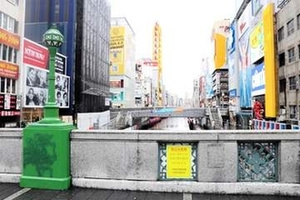 W杯日本決勝T進出決める　大雨の大阪・道頓堀は通行人まばら　飛び込み防止用シートなし　警察官「きょうはかなり少ない」